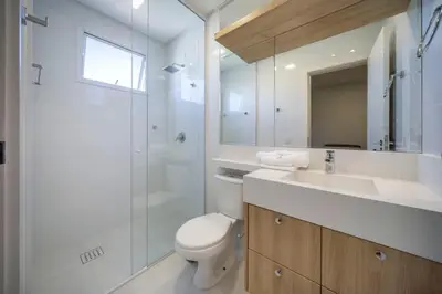 Uma casa de banho em Apto de alto padrão a 450m da praia JM7729