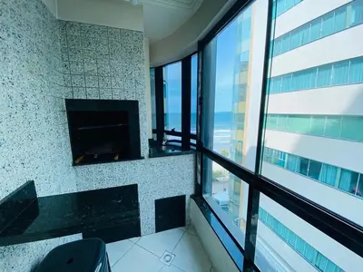 Uma televisão e/ou sistema de entretenimento em Apartamento Beira Mar