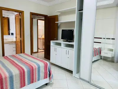 Uma televisão e/ou sistema de entretenimento em Apartamento Beira Mar