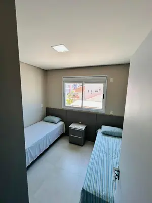 Uma cama ou camas num quarto em apartamento dos coqueiros
