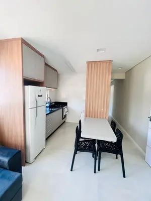 A cozinha ou kitchenette de apartamento dos coqueiros