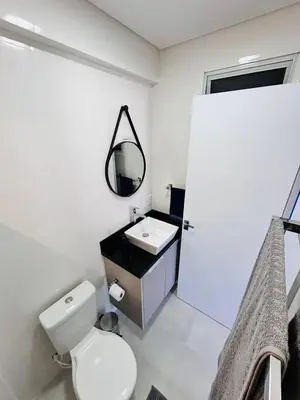 Uma casa de banho em apartamento dos coqueiros