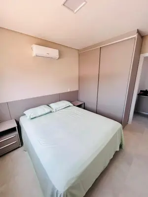 Uma cama ou camas num quarto em apartamento dos coqueiros