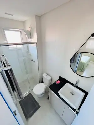 Uma casa de banho em apartamento dos coqueiros
