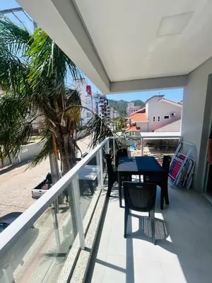 Uma varanda ou terraço em apartamento dos coqueiros