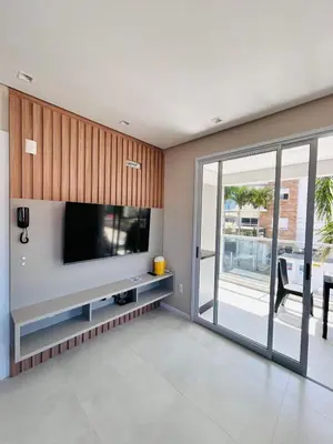 Uma televisão e/ou sistema de entretenimento em apartamento dos coqueiros