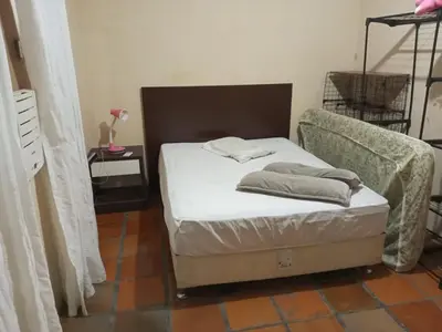 Uma cama ou camas num quarto em Kitnet