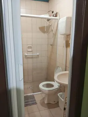 Uma casa de banho em Kitnet