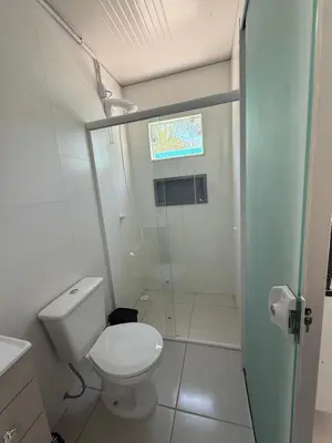 Uma casa de banho em Containers Mariscal