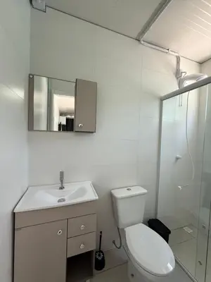 Uma casa de banho em Containers Mariscal