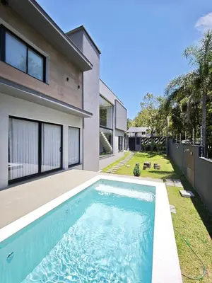 A piscina em ou perto de Casa Woods seu Refúgio na Praia do Estaleiro