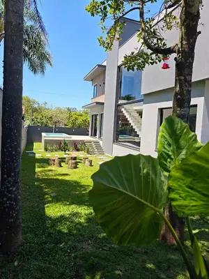 Um jardim no exterior de Casa Woods seu Refúgio na Praia do Estaleiro
