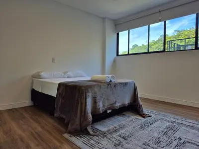 Uma cama ou camas num quarto em CURTA!|223| Studio Vivendas Novo & Completo