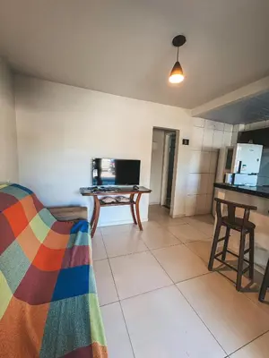 Uma televisão e/ou sistema de entretenimento em apto 02 01 dormitório canto grande