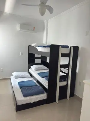 Uma cama ou camas num quarto em Apartanento familiar para 9 pessoas, 500 metros da praia de Bombinhas, Santa Catarina