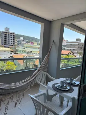 Uma varanda ou terraço em Apartanento familiar para 9 pessoas, 500 metros da praia de Bombinhas, Santa Catarina