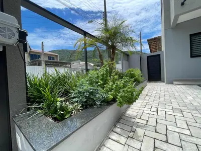 Um jardim no exterior de Studio aconchegante com vista para as montanhas