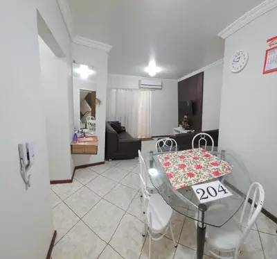 Uma área de estar em apto 2 quartos á 1 quadra do mar