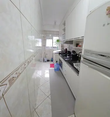 A cozinha ou kitchenette de apto 2 quartos á 1 quadra do mar