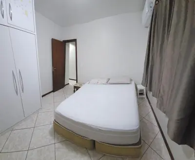Uma cama ou camas num quarto em apto 2 quartos á 1 quadra do mar