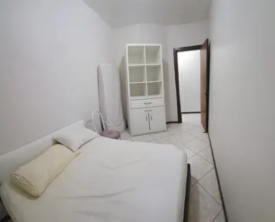 Uma cama ou camas num quarto em apto 2 quartos á 1 quadra do mar
