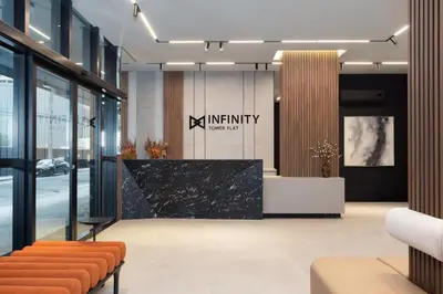 Uma área de estar em Infinity Tower Flat 1105