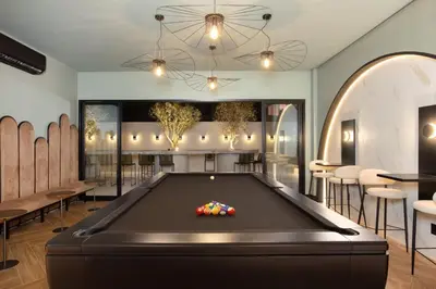 Uma mesa de bilhar em Infinity Tower Flat 1105