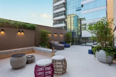 Uma área de estar em Infinity Tower Flat 1105