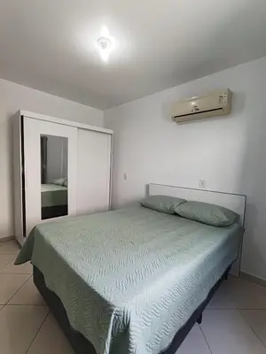 Uma cama ou camas num quarto em Apartamento em Bombinhas