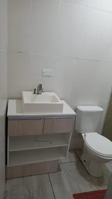 Uma casa de banho em Kitnet Container 2