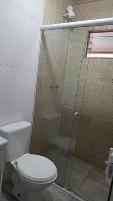 Uma casa de banho em Kitnet Container 2