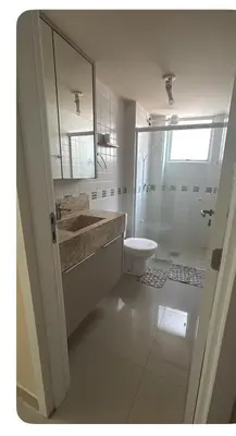 Uma casa de banho em Rua 220