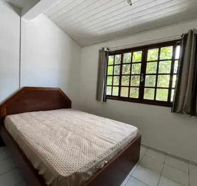 Uma cama ou camas num quarto em Casa de três dormitórios na praia de Palmas