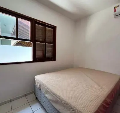 Uma cama ou camas num quarto em Casa de três dormitórios na praia de Palmas