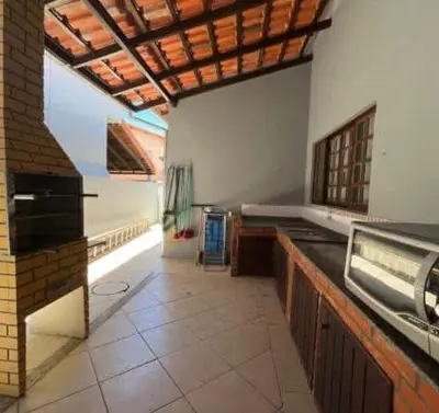 A cozinha ou kitchenette de Casa de três dormitórios na praia de Palmas