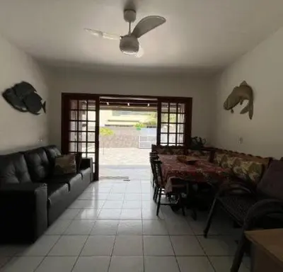 Uma área de estar em Casa de três dormitórios na praia de Palmas
