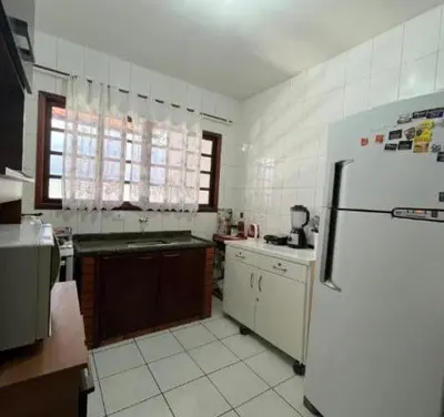 A cozinha ou kitchenette de Casa de três dormitórios na praia de Palmas