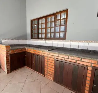 A área de bar ou lounge em Casa de três dormitórios na praia de Palmas