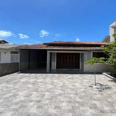 Casa de três dormitórios na praia de Palmas