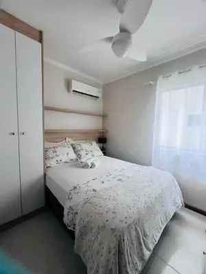Uma cama ou camas num quarto em Apartamento quadra mar no centro de Itapema