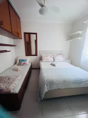 Uma cama ou camas num quarto em Apartamento quadra mar no centro de Itapema