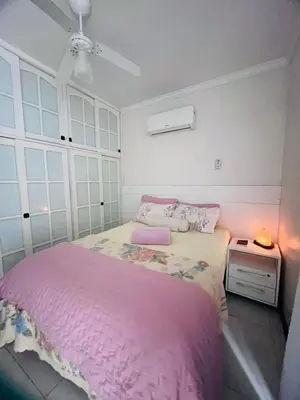 Uma cama ou camas num quarto em Apartamento quadra mar no centro de Itapema