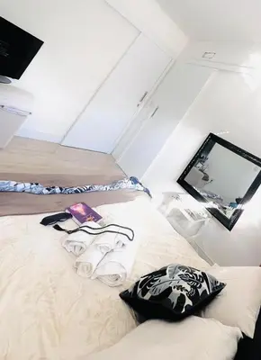 Uma televisão e/ou sistema de entretenimento em Apartamento 03 dormitório em Porto belo