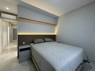 Uma cama ou camas num quarto em Invictus Residence 204 – Apartamento amplo com ar-condicionado em todos os cômodos, localizado próximo a comércios e a apenas 250 metros da praia
