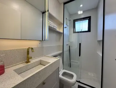 Uma casa de banho em Invictus Residence 204 – Apartamento amplo com ar-condicionado em todos os cômodos, localizado próximo a comércios e a apenas 250 metros da praia
