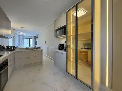 A cozinha ou kitchenette de Invictus Residence 204 – Apartamento amplo com ar-condicionado em todos os cômodos, localizado próximo a comércios e a apenas 250 metros da praia