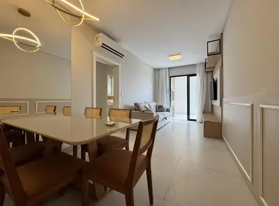 Uma área de estar em Invictus Residence 204 – Apartamento amplo com ar-condicionado em todos os cômodos, localizado próximo a comércios e a apenas 250 metros da praia