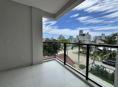Uma varanda ou terraço em Invictus Residence 204 – Apartamento amplo com ar-condicionado em todos os cômodos, localizado próximo a comércios e a apenas 250 metros da praia