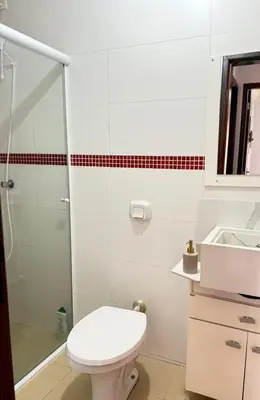 Uma casa de banho em Casa com piscina Porto Belo