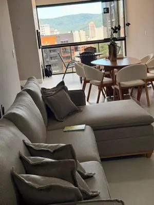 Uma área de estar em Apartamento de Alto Padrão com excelente localização